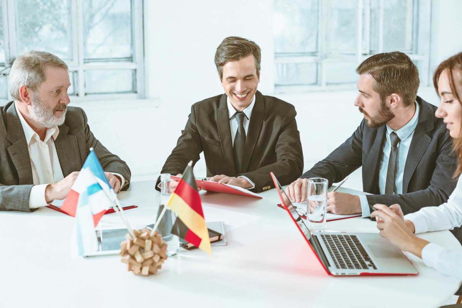 Finanzverhandlung in professionellem Umfeld